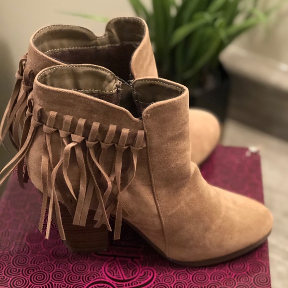 Breckelle's Shoes - Ankle Boots Size 6